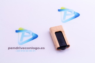 Memoria USB de madera clara